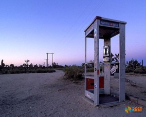 Самая одинокая телефонная будка в мире была установлена в пустыне Мохаве