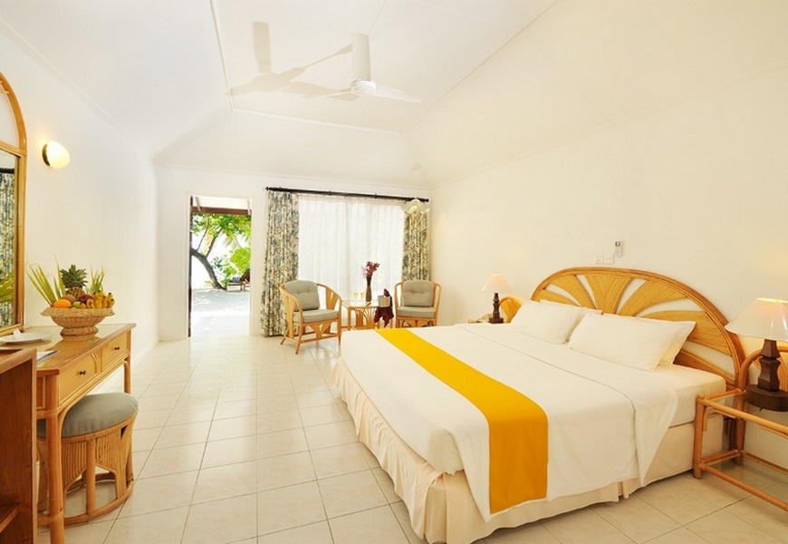 Отель Holiday Island Resort 4*, Мальдивские острова